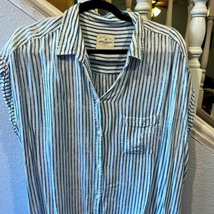 American Eagle; XL shirt. Can be work as cute dress.